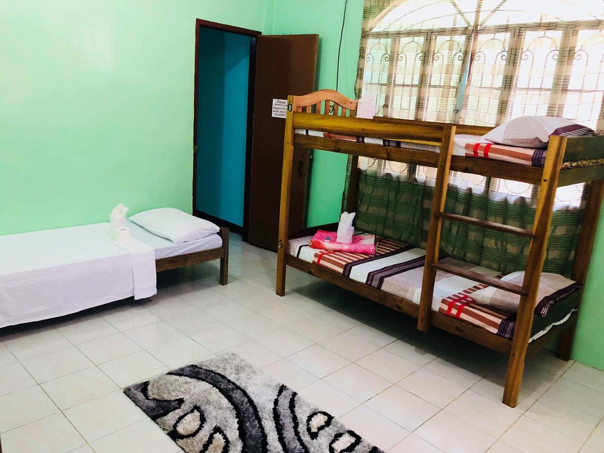 Colors Boutique Hostel Puerto Princesa Bagian luar foto