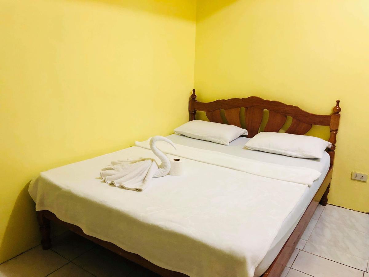 Colors Boutique Hostel Puerto Princesa Bagian luar foto