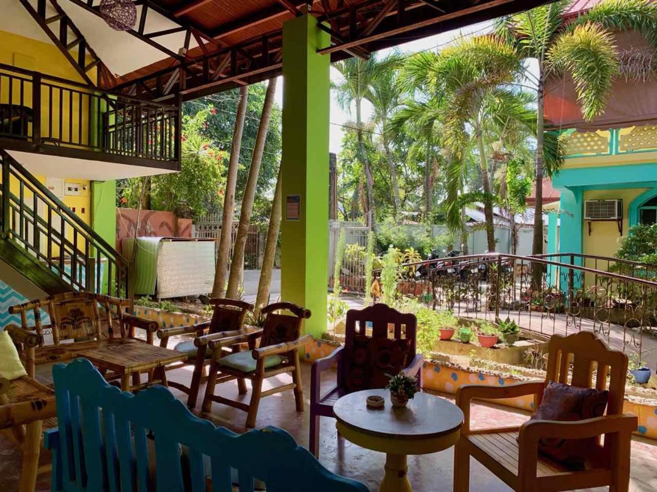Colors Boutique Hostel Puerto Princesa Bagian luar foto