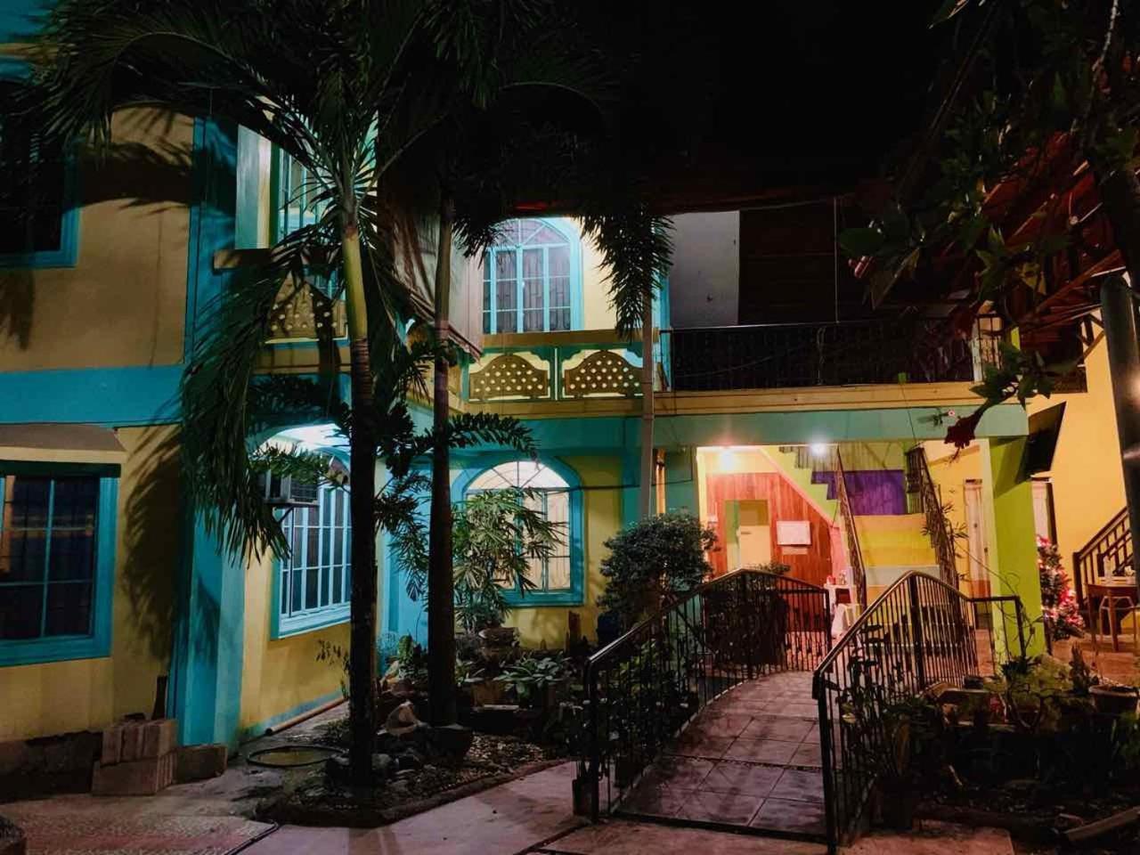 Colors Boutique Hostel Puerto Princesa Bagian luar foto