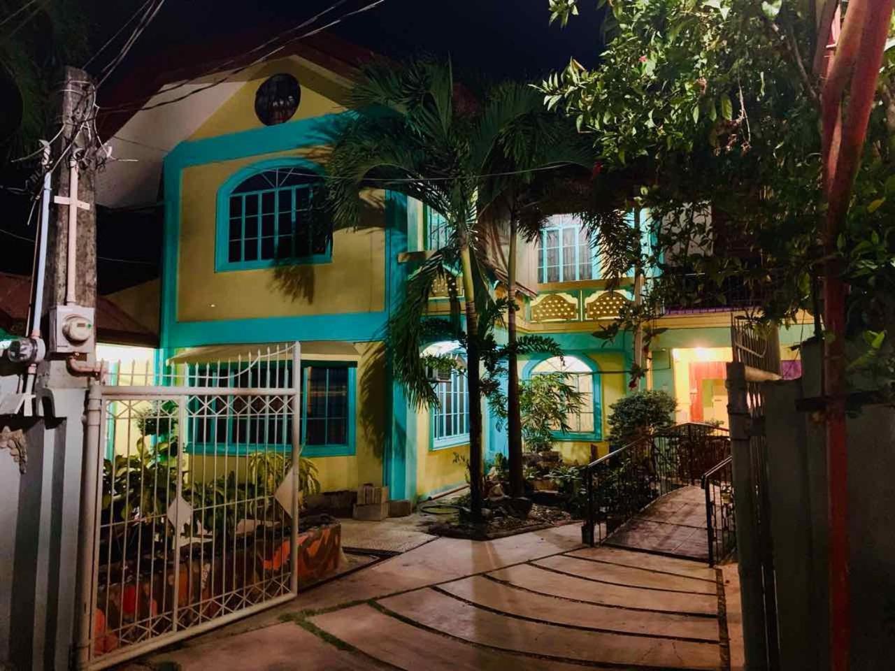 Colors Boutique Hostel Puerto Princesa Bagian luar foto